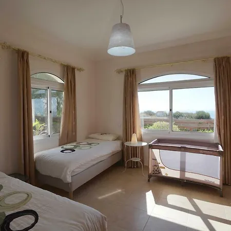 Unforgettable Family Escape - Cliffside With Panoramic Sea Views And Kid-friendly Private Pool וילה *